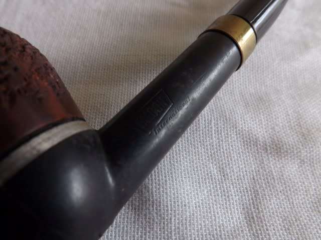 pipe #4 ... england falcon regd des 924139 ... !!!