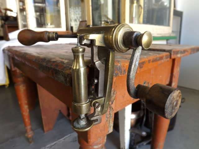 antique shell holder & bullet reloading press ... of brass ... !!!