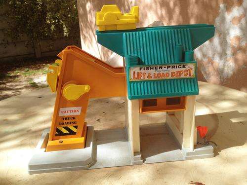VINTAGE FISHER PRICE LIFT & LOAD DEPOT 1976