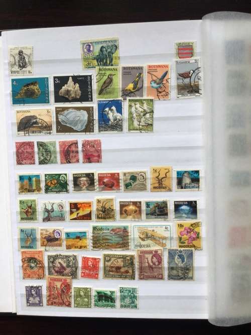 Collection with approximately 1000 different stamps