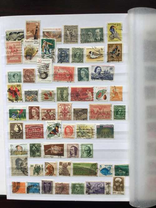 Collection with approximately 1000 different stamps