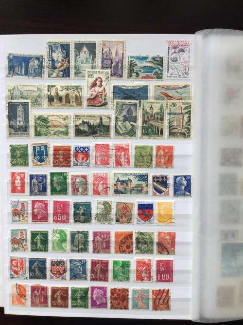 Collection with approximately 1000 different stamps