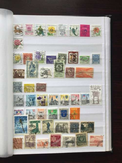 Collection with approximately 1000 different stamps
