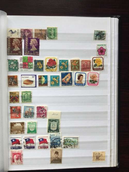 Collection with approximately 1000 different stamps