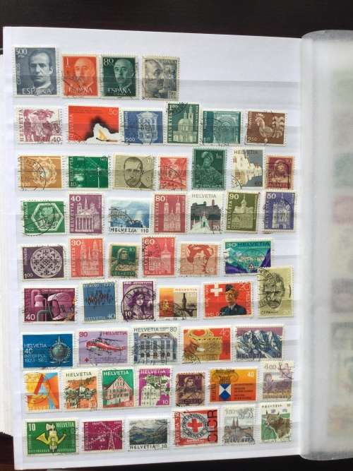 Collection with approximately 1000 different stamps