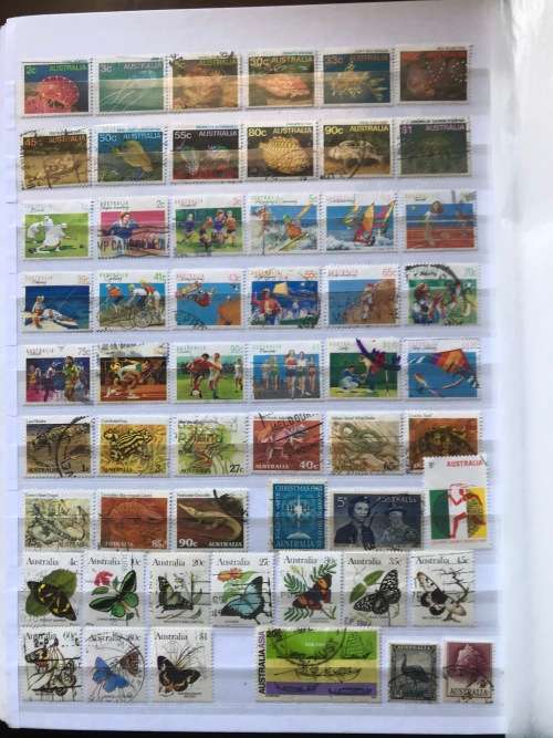 A small collection of approx 550 Australian stamps
