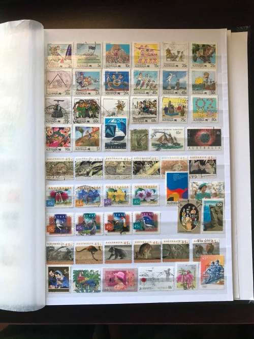 A small collection of approx 550 Australian stamps