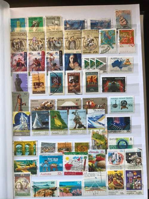 A small collection of approx 550 Australian stamps