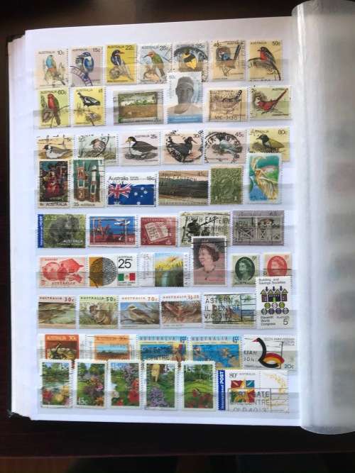A small collection of approx 550 Australian stamps