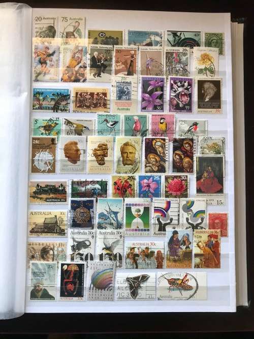 A small collection of approx 550 Australian stamps