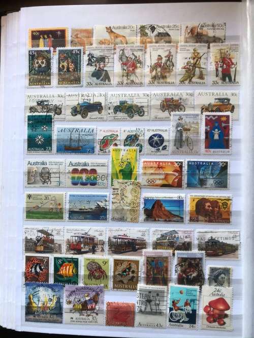 A small collection of approx 550 Australian stamps