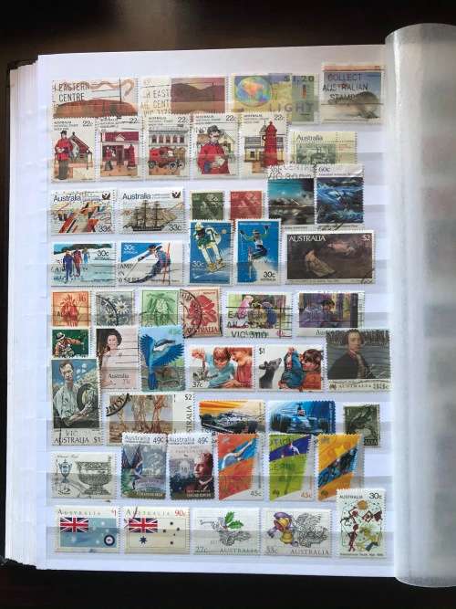 A small collection of approx 550 Australian stamps