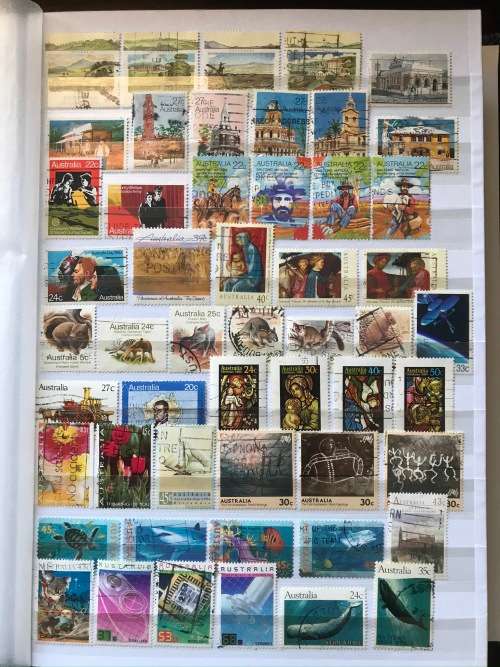 A small collection of approx 550 Australian stamps