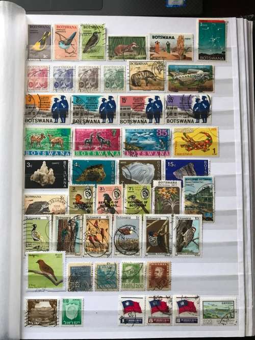 Approx 1000 different stamps