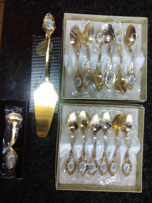 Gold plated teaspoons with porcelain inlay, sugar spoon, cake server