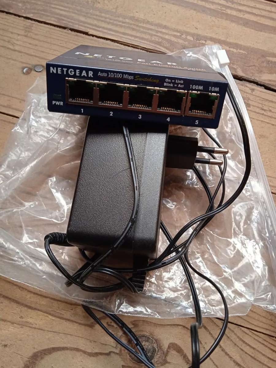 Netgear Prosafe FS105 v2, 5-port 10/100 Mb/s ethernet network switch