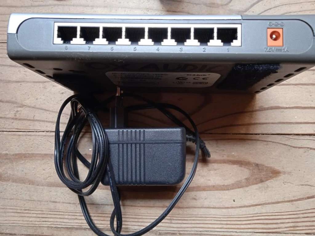 D-Link 8-port 10/100 Mb/s ethernet switch with PSU