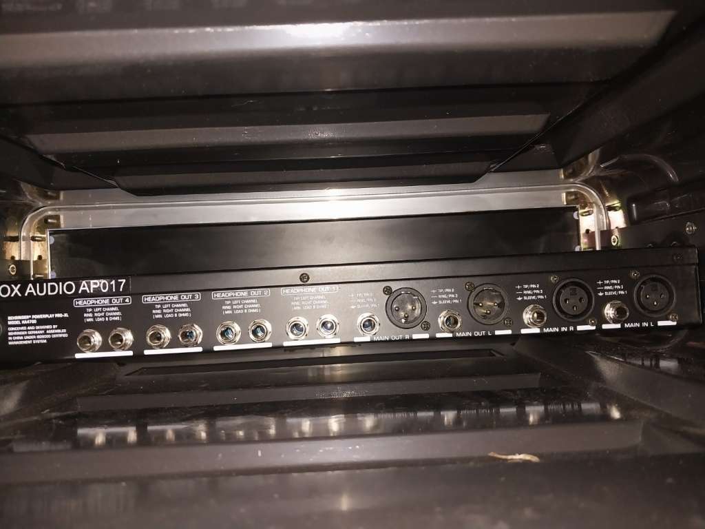 Behringer Powerplay Pro-XL HA4700 4 Channel Headphones Amplifier in Stagg 2U ABS Road Case