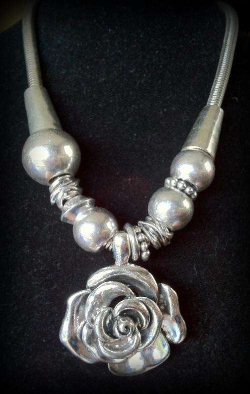 STUNNING!!! TIBETAN SILVER CHUNKY ROSE NECKLACE