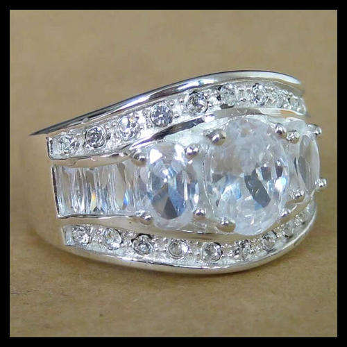 STUNNING STERLING SILVER WHITE TOPAZ RING SIZE 6