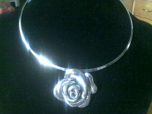 STUNNNING TIBETAN SILVER ROSE PENDANT 5,1cm ON SILVER CHOKER