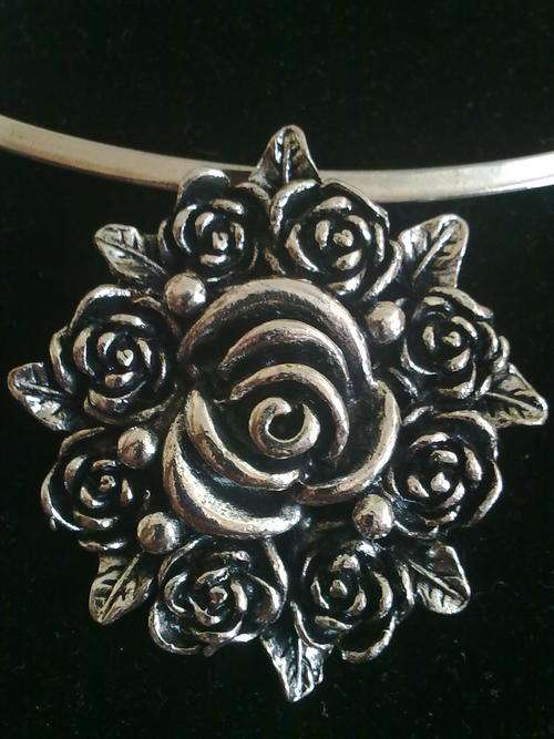 STUNNNING TIBETAN SILVER ROSES PENDANT
