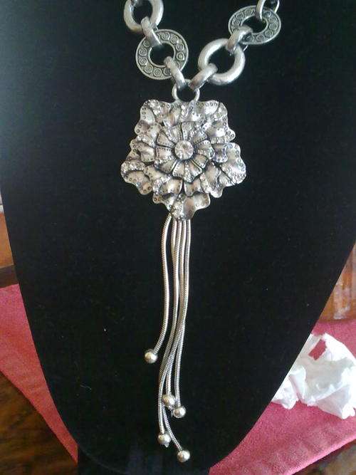 NEW. TIBETAN SILVER FLOWER NECKLACE