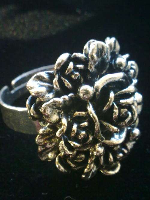 STUNNING TIBETAN SILVER  ROSES RING SIZE ADJUSTABLE