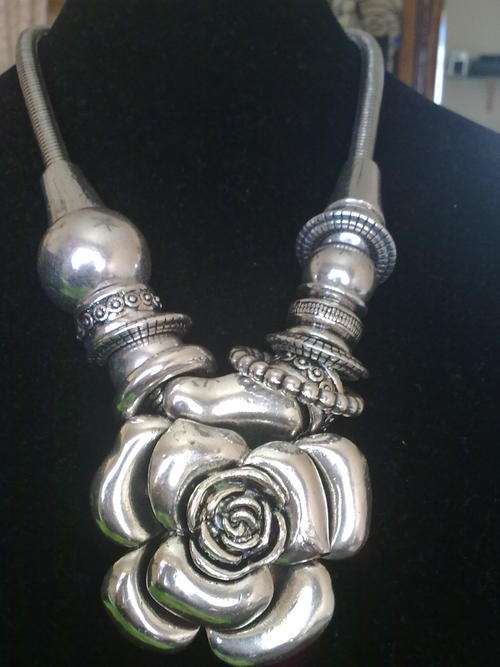 STUNNING!!! TIBETAN SILVER CHUNKY ROSE NECKLACE