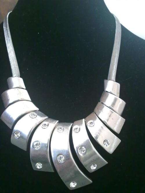 STUNNING!!! TIBETAN SILVER DIAMANTE WAVE NECKLACE