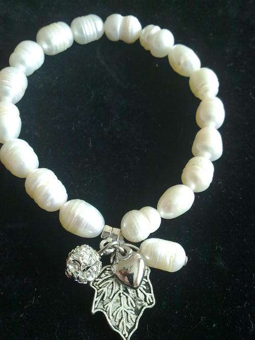 STUNNING GENUINE FRESHWATER PEARLS CHARMS  BRACELET