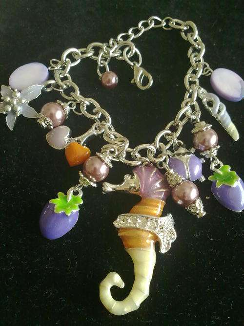 STUNNING LILAC SEA HORSE CHARMS  BRACELET