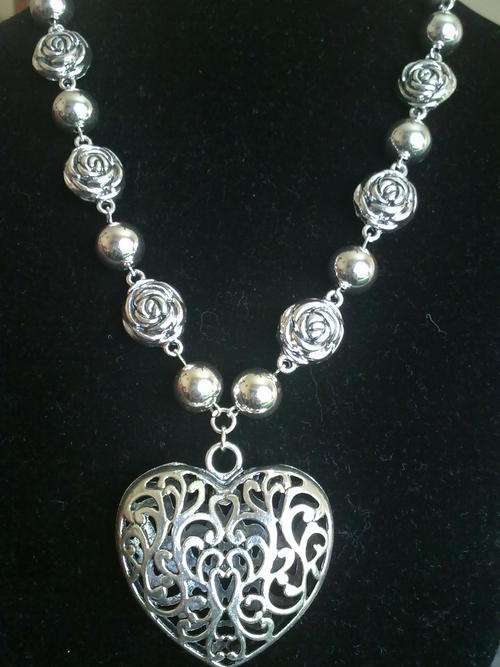 STUNNING TIBETAN SILVER  FILIGREE HEART ROSES NECKLACE