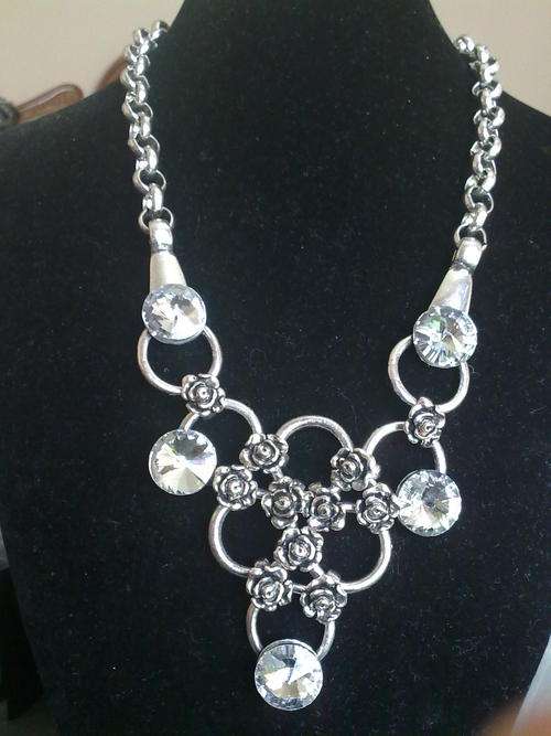 STUNNING TIBETAN SILVER  CIRCLE LINKS ROSES CRYSTAL NECKLACE
