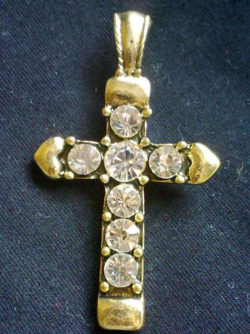 NEW!!!  GOLD TONE CROSS PENDANT