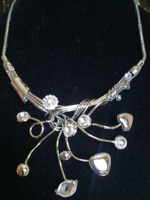 GORGEOUS!!! NEW TIBETAN SILVER DIAMANTE WIRED NECKLACE