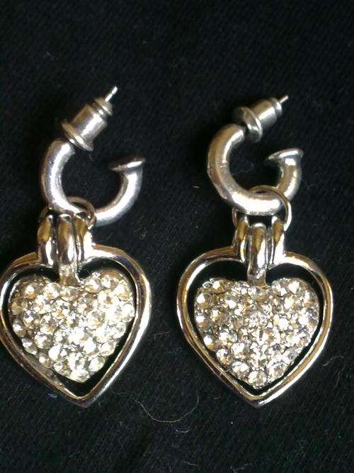 GORGEOUS TIBETAN SILVER DIAMANTE HEART EARRINGS