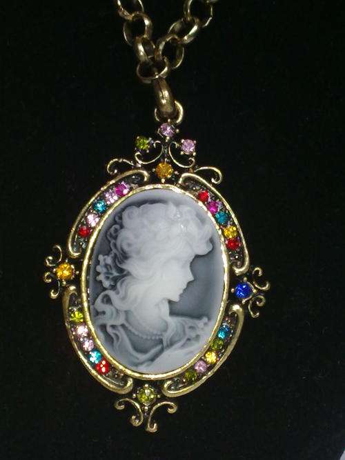 STUNNING TIBETAN SILVER GOLD TONE CAMEO PENDANT NECKLACE