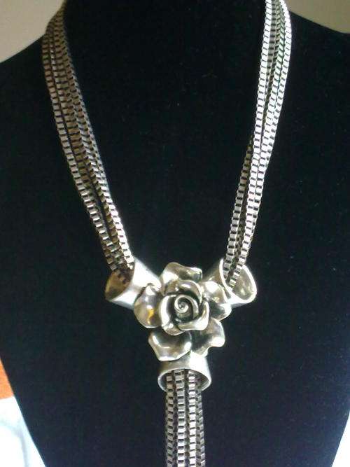 *R280* 2010 HADASSAH COLLECTION!!GORGEOUS!! TIBETAN SILVER "Y" ROSE NECKLACE