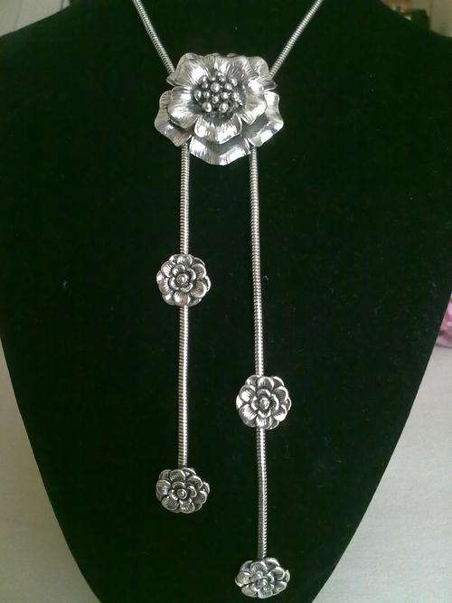 GORGEOUS!! TIBETAN SILVER LONG ROSE DANGLING ROSES NECKLACE & EARRINGS