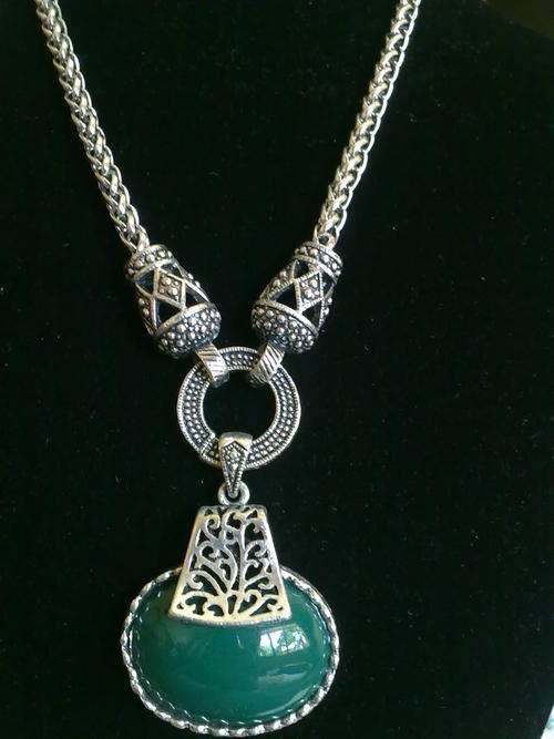 *R220* 2010 HADASSAH COLLECTION!!STUNNING GREEN TIBETAN SILVER  PENDANT & NECKLACE