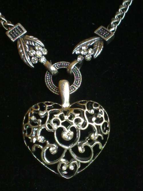 *R180* 2010 HADASSAH COLLECTION!!STUNNING TIBETAN SILVER DIAMANTE  FILIGREE HEART PENDANT NECKLACE