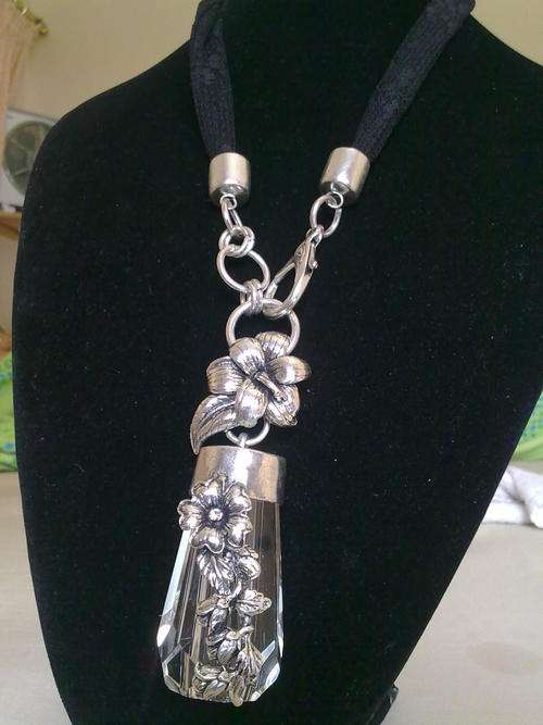 *R280* ONE ONLY!!GORGEOUS!! TIBETAN SILVER CRYSTAL PENDANT LACE NECKLACE
