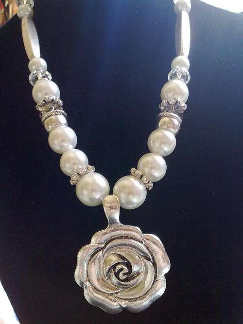 *R280* 2010 HADASSAH COLLECTION!!STUNNING!!! TIBETAN SILVER ROSE PEARLY NECKLACE