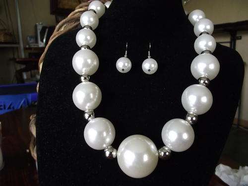 LAST ONE!!STUNNING PEARLY NECKLACE & EARRINGS SET