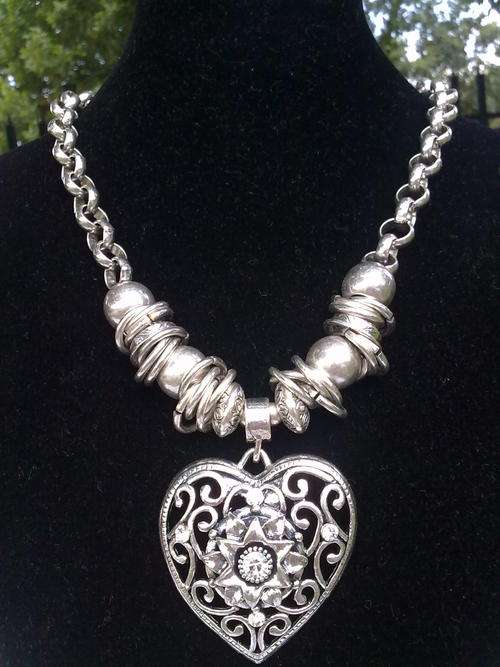 2011 HADASSAH COLLECTION!!STUNNING TIBETAN SILVER  FLOWER HEART NECKLACE