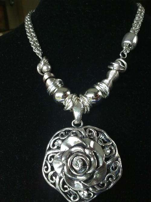 2011 HADASSAH COLLECTION!!STUNNING TIBETAN SILVER  ROSE NECKLACE