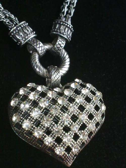2011 HADASSAH COLLECTION!!STUNNING TIBETAN SILVER LARGE DIAMANTE HEART DOUBLE STRAND NECKLACE