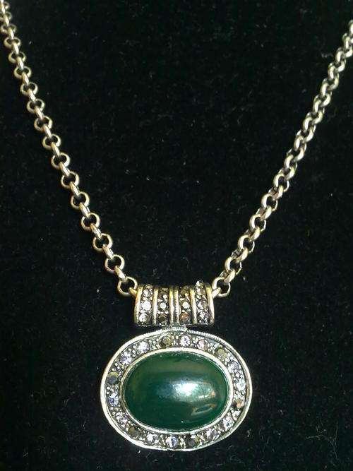 2011 HADASSAH COLLECTION!!STUNNING TIBETAN SILVER  MARCAZITE LOOK GREEN OVAL PENDANT NECKLACE