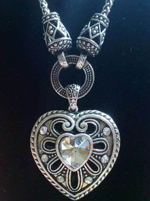 2011 HADASSAH COLLECTION!!STUNNING TIBETAN SILVER  DIAMANTE HEART NECKLACE